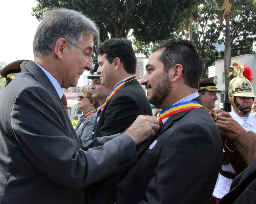 O governador Fernando Pimentel condecorou o vice-presidente (Foto: Thiago Rios Gomes) 